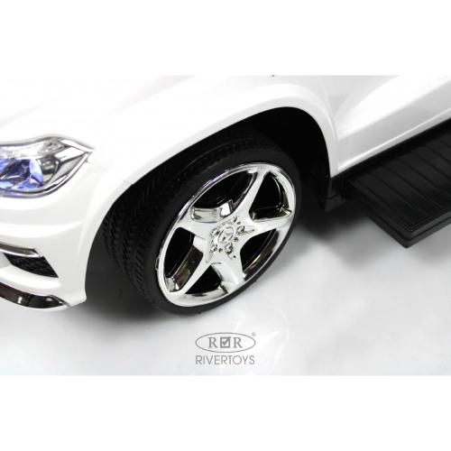 Детский толокар Mercedes-Benz GL63 RiverToys А888АА-М белый фото 12